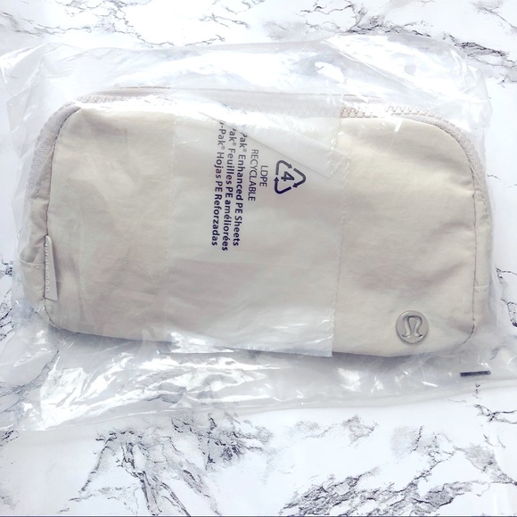 Lululemon Everywhere Belt Bag Extended Strap White Opal - Picture 5 of 6